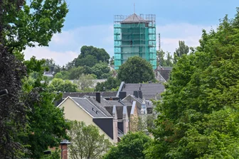 Gerüst an Chemnitzer Kreuzkirche: Das muss am Turm repariert werden - Blick auf die Kreuzkirche an der Henriettenstraße. Der Turm ist zurzeit eingerüstet.