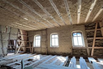 Gerüst für Rittergut Bösenbrunn hat fast eine Viertelmillion Euro gekostet - So sah es Samstagnachmittag im Rittergut Bösenbrunn aus: Die Lehmwickeldecke zwischen erstem und zweitem Obergeschoss ist komplett. Die Ausmauerungen betreffen unter anderem den vorspringenden Gebäudeteil auf der Hofseite.