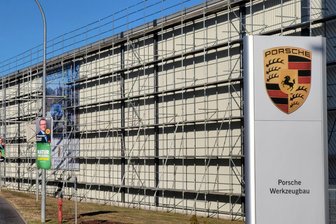 Gerüste an Werk von Porsche im Erzgebirge: Was wird hier gebaut? - Aktuell ist die Halle, die sich direkt an der Bundesstraße befindet, noch eingerüstet.