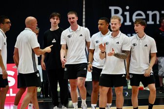 Gerüstet für große Herausforderungen: Wie die Niners Chemnitz das Team hinter dem Team professioneller aufgestellt haben - Diese Männer in weiß sind das Team hinter dem Team: Co-Trainer Gjorgji Kochov, Cheftrainer Rodrigo Pastore, Teammanager Pascal Kühne, Videoanalyst David Gibson, Athletiktrainer Kevin Staumont und Physiotherapeut Alexis Gaillet (von links).