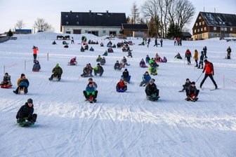 Gesamte Schule im Erzgebirge macht einen Tag frei – für Spaß im Schnee - Wintersport-Spaß am Rodelhang in Tellerhäuser hat es für die Schüler der Goethe-Oberschule in Breitenbrunn am Mittwoch gegeben.