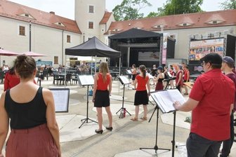 Gesang schwingt im Schlosshof -
