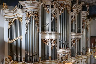 Gesangssolisten und Orgel an der Christophorikirche Hohenstein-Ernstthal - Zur Sterbestunde Jesu am Karfreitag erklingt die Jehmlichorgel der Christophorikirche.