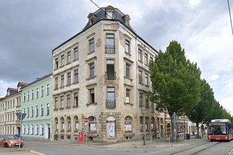 Geschäft mit Schrottimmobilien: Spekulant kauft Abrisshäuser in Zwickau auf - Das Haus Bahnhofstraße 62 in Zwickau wurde 2021 zwangsversteigert. Jetzt ist es offenbar ein Spekulationsobjekt geworden.