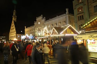 Geschäfte dürfen an Sonntagen im Advent öffnen - Zwickauer Weihnachtsmarkt 2025. Dieses Jahr dürfen die Geschäfte auch sonntags öffnen.