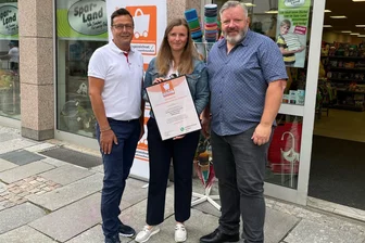 Geschäfte in der Zwickauer Hauptstraße: Beste Adresse oder schwieriges Pflaster? - Jörg Vulturius vom Handelsverband Sachsen und Baubürgermeisterin Silvia Queck-Hänel sind gekommen, um Ladenbesitzer René Heber (rechts) das Qualitätssiegel „Generationenfreundliches Kaufhaus“ zu verleihen. Heber hofft, dass damit mehr Kundschaft kommt.