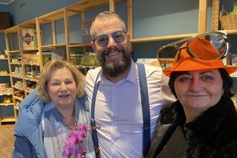 Geschäfts-Neustart in Lengenfeld: „Wir sind froh, dass alles so schnell ging“ - Alles Gute zur Wiedereröffnung. Im neuen „Onkel Fritz“ erhielt Inhaber Swen Maas auch die Glückwünsche der Ex-Genossenschaftler Heidrun Frank (links) und Gabriela Krauthahn.