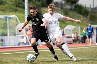 Geschäftsführer des Fußball-Kreisverbandes: Ich kann mich nicht erinnern, dass es je so spannend war - Während hier Lichtenbergs Dominik Stehr (l.) und Frankenbergs Finn-Erik Stöcker im direkten Duell eng beieinanderliegen, trennen beide Teams in der Liga Welten. Während Barkas ganz oben steht, muss der SVL überraschend um den Klassenerhalt kämpfen.