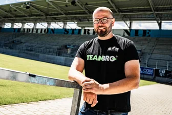 Geschäftsführer des Kreissportbundes Mittelsachsen: „Der Sport ist systemrelevant“ - KSB-Geschäftsführer Benjamin Kahlert, hier im Chemnitzer Fußballstadion, freut sich auf die kommenden Projekte und blickt zufrieden auf ereignisreiche Wochen zurück.