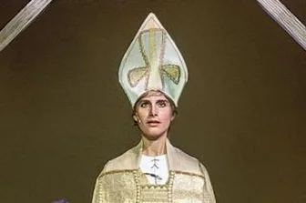 Geschäftsführerin Gottes: Mittelsachsen zeigen "Die Päpstin" in entweihter Kirche! - Ziel erreicht: Anna Burger in der Titelrolle des Musicals "Die Päpstin" in der Freiberger Nikolaikirche.