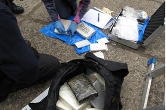 Geschäftsmann findet 50 Kilogramm Kokain zwischen Fahrzeugteilen -