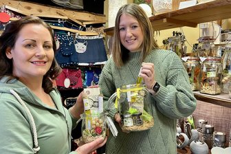 Geschäftsübergabe in der Altstadt von Schwarzenberg – „Mosaik“ bleibt als Geschenkelädchen erhalten - Anja Elster (l.) übergibt in diesen Tagen ihr Geschäft in Schwarzenberg an Sabrina Ott, die als neue Inhaberin das „Mosaik“ weiterführen möchte. Die beliebten Geschenkegläser bleiben im Sortiment.