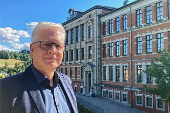 Geschätzter Direktor und zugewandter Mensch: Leiter des Markneukirchener Gymnasiums geht in den Ruhestand - 15 Jahre hat Norbert Hildebrand (63) das Gymnasium Markneukirchen geleitet. Nun hört er aus freien Stücken auf. Am Freitag war seine letzte Zeugnis-Übergabe, am 6. Juli übergibt er die Geschicke an seine Nachfolgerin Simone Lochmann.