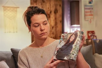 Geschafft: Chemnitzer Komapatientin zurück aus Türkei - Anfang Dezember fotografierte "Freie Presse" Monique Elsmann mit einem Bild ihrer Mutter Gabriele. Am Ende hat es zweieinhalb Monate gedauert, bis die 61-Jährige zurück nach Deutschland geholt werden konnte. 