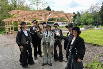 Geschafft: Gesellen auf der Walz verschönern Botanischen Garten Chemnitz - Prost zum Richtfest: Wandergesellen haben auf Einladung von Nadin Gembski (rechts) in Chemnitz gearbeitet.