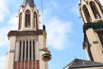 Geschafft: Oelsnitzer Jakobikirche hat neue Glocken - Eine von sechs Glocken wird in den Turm der Oelsnitzer St. Jakobikirche gehoben. Vier davon wurden neu gegossen.