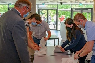 Gescheiterte Bürgermeisterwahl in Chemnitz: Stadt bereitet Neuausschreibung von Stelle vor - Nach der gescheiterten Wahl vergangene Woche im Stadtrat (hier die Auszählung der Stimmen) soll die Stelle eines Bürgermeisters oder einer Bürgermeisterin für das größte Dezernat der Stadt neu ausgeschrieben werden. 