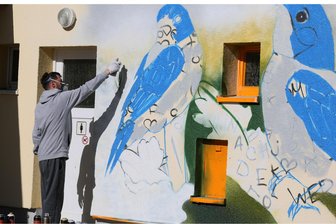 Geschenk an die Stadt Werdau: Street-Art-Künstler verwandelt Problemwand in einen Hingucker - Street-Art-Künstler Pavlin Metodiev bei der Arbeit am Kirchplatz in Werdau.