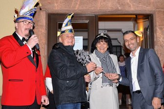 Geschenk-Idee zu Weihnachten: Karten für den Fasching in Wechselburg - Ortschef Daniel Bergert (r.), das Prinzenpaar Günter III. und Andrea III. und WCV-Präsident Udo Modes.