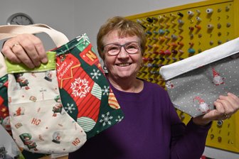 Geschenk zum Nikolaustag für unter 10 Euro? Hier gibt‘s Ideen aus Mittelsachsen - Nikolaussocken und Täschchen mit weihnachtlichen Motiven sind bei Angela Gerstenberger in Seelitz zu haben.