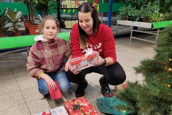 Geschenke für Bewohner des Kinder- und Jugendhauses Lichtentanne: Bescherung findet im Baumarkt statt - Sophie (links) erhält im Baumarkt ein Geschenk aus den Händen von Betreuerin Juliane Andrä.
