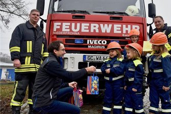 Geschenke für die Löschkäfer aus Niederfrohna - Ein besonderes Treffen gab es am Donnerstag bei der Freiwilligen Feuerwehr Niederfrohna. Jens Hinkelmann (Foto Zweiter von links) vom Feuerwehrverein sowie Einsatzkräfte der Wehr gaben Weihnachtsgeschenke für die Mitglieder der Kinderfeuerwehr aus. "Diese Abteilung ist für uns sehr wichtig. Das wollen wir mit der Aktion zeigen", so Hinkelmann. In diesem Jahr würden die Geschenke nun von Haustür zu Haustür gefahren, da es wegen Corona keine Feier gibt. Die Kinderfeuerwehr trägt den Namen "Löschkäfer" und wurde 2016 von Franziska Peters gegründet. Aktuell sind elf Mädchen und Jungen zwischen fünf und acht Jahren dort Mitglied. "Zurzeit haben wir durch Corona leider eine Dienstpause", so Kinderfeuerwehrwart Eric Peters. Viele Mitglieder der aktiven Einsatzabteilung waren laut Peters einst in der Jugendfeuerwehr. effi 