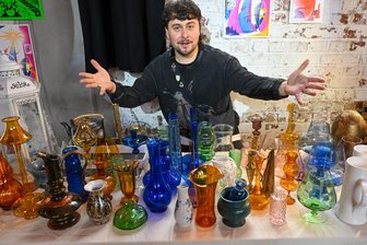 Geschenke suchen im Chemnitzer Kultclub Atomino - Vasen gefällig? Dominic Glößinger hat eine große Auswahl.