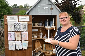 Geschenke to go: In Wechselburg steht der kleinste Laden Mittelsachsens - Franziska Hielscher betreibt in Wechselburg das „Gartenlädchen“. Hier bietet sie unter anderem selbstgestaltete Karten, Kerzen mit Botschaften und Brettchen an. Gezahlt werden kann über eine Kasse des Vertrauens oder per Paypal.