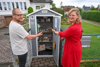Geschenke to go: Lichtenauerin eröffnet Selbstbedienungshäuschen - Constanze und Thomas Pfaff zeigen auf das „Stöberstübchen“, das vor ihrem Haus an der Rosa-Luxemburg-Straße 8 in Auerswalde steht. Täglich von 8 bis 20 Uhr können dort kleine selbstgefertigte Geschenke eingekauft werden, mit Kasse des Vertrauens.