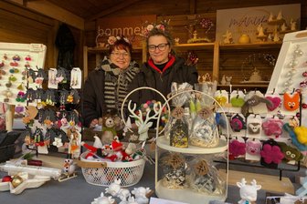 Geschenke vom Freiberger Christmarkt: Fünf besondere Ideen für Kreative, Genießer oder Verwandte ohne Wünsche - Geschenkideen auf dem Christmarkt: In der Pop-Up-Bude verkaufen Manuela Bittner und Daniela Dölkner Handgefertigtes.