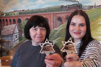 Geschenkidee aus Werdau: Neue Weihnachtssterne mit lokaler Geschichte - Gastwirtin Anita Fiol (l.) und Mediengestalterin Louisa Jährig mit den neuen Weihnachtssternen.