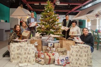 Geschenkpaten erfüllen viele Wünsche - Geschäftsführer Peter Kober (3. von links) überreichte jetzt die Geschenke an vier beteiligte Vereine.