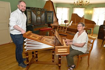 Geschenkt: Musikinstrumentenmuseum Markneukirchen erhält besonderes Instrument - Gebaut wurde das Orgelregal von Norbert Wystup aus Lichtentanne. Seine Frau Renate übergab es an Museumsleiter Kim Große.