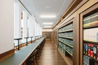 Geschichte der Kulturhauptstädte in 750 Büchern: Universitätsbibliothek will Wissenslücken schließen - Sammler und Bastler sind dazu eingeladen, das „Kulturhauptstadt-Regal“ zu erweitern.