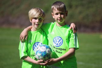 Geschichte einer außergewöhnlichen Freundschaft: Neunjähriger aus Mülsen gewinnt Schreibwettbewerb - Livian (links) und Rostislav können sich kein Leben mehr ohne Trikot und Fußball vorstellen. Livian schrieb die Geschichte ihrer Freundschaft auf. Preiswürdig, befand die Duden-Jury.
