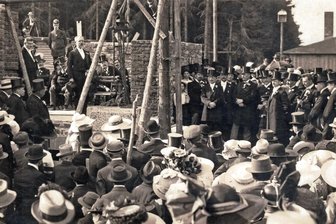 Geschichte im Erzgebirge: Als zur Familienfeier auf dem Bärenstein die Konserven aus dem Westen mitgebracht wurden - 110 Jahre Eröffnung Unterkunftshaus Bärenstein. Ein Schnappschuss von der Eröffnungszeremonie.