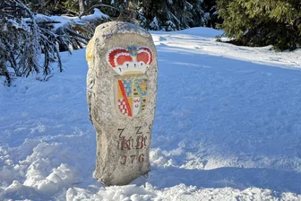 Geschichte in Stein: Dreiherrenstein am Erzgebirgskamm erstrahlt nach aufwendiger Sanierung neu - Der Dreiherrenstein markiert seit knapp 300 Jahren den Grenzverlauf zwischen Sachsen und Böhmen bei Oberwiesenthal.