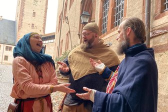 „Geschichte lebt, wenn man sich wundert“: Schloss Rochlitz öffnet die Tore ins Mittelalter - Natascha Dobos (von links), Toni Kästner und Rocco Richter holen das Frühmittelalter am 25. und 26. April auf das Schloss Rochlitz zurück.