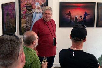 Geschichte Mittelsachsens sagenhaft illustriert auf der Rochsburg - Dirk Schönfuß führte zur Vernissage Gäste durch die neue Ausstellung zum Thema Sagen.