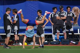 "Geschichte schreiben": Werder-Profi will WM-Titel mit Japan - Jpans Yukinari Sugawara mit einer artistischen Einlage vor Beginn einer Trainingseinheit.