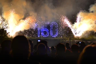 Geschichte und Geschichten zum Jubiläum - Feuerwerk nach dem Klanglichtzauber am Spiegelzelt auf dem Schützenplatz am Samstagabend.