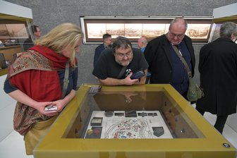 Geschichte von Muldenhütten bei Freiberg: Als die Tiere tot auf der Weide lagen - Zur Ausstellungseröffnung im Bergarchiv Freiberg kamen zahlreiche Gäste, die sich ein Bild von der Geschichte Muldenhüttens machten.