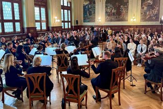 Geschichte zum Anhören in Stollberg: Neue Jüdische Kammerphilharmonie Dresden spielt im Gymnasium - Die Neue Jüdische Kammerphilharmonie Dresden beim Konzert unter Leitung von Chefdirigent Michael Hurshell.