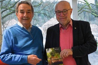 Geschichten aus Bad Elster: 220 Seiten mit Aha-Effekt - Der Autor und sein Verleger: Géza Németh (links) aus Bad Elster und Frieder Seidel aus Hammerbrücke. 