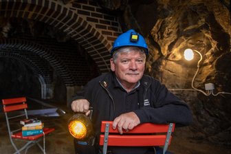 Geschichten aus der Gruft: Das Plauener Schmökersofa geht unter Tage - Dank Uwe Rödel verwandelt sich der Gräfkeller im Plauener Luftschutzmuseum Meyerhof zum Veranstaltungsort.