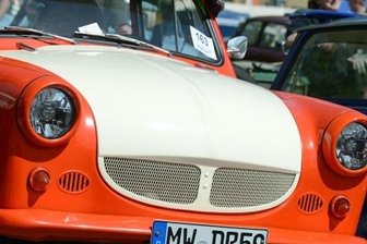 Geschichten, die der Trabi schreibt - Ein etwas modifizierter Trabi 600 eines Fans bei einem Trabitreffen am einstigen Produktionsstandort Zwickau.