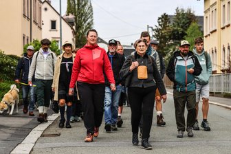 Geschichten zum Schmunzeln: Wanderlustige erkunden Thalheims Gassen - Marianne Hofmann (vorn rechts) mit 85 Jahren Älteste bei der Thalheimer Gassl-Wanderung.