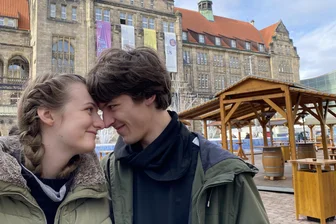 Geschichten zum Valentinstag in Chemnitz: „Wann schreibt er endlich?“ - Clara Reuter ist auf Matthes Bräuer aufmerksam geworden, weil er im örtlichen Supermarkt an der Kasse sitzt.
