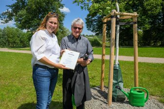 Geschichtsfälschung? Zwickauer Ehrenbürger Bernd-Lutz Lange schreibt Brandbrief zum Park „Neue Welt“ - OB Constance Arndt gemeinsam mit Bernd-Lutz Lange beim Pflanzen einer Sumpf-Eiche im Park "Neue Welt". Die Darstellung der Geschichte des Parks hat den Zwickauer Ehrenbürger danach ganz schön auf die Palme gebracht.