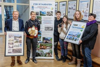 Geschichtsprojekt "Spurensuche" geht in Falkenstein mit einem Film in neue Runde - Die Schüler Lucas Mozny, Kevin Strobel, Larissa Brückner und Tabea Schorner (von links) drehten ihren zweiten Film. Regie führte Martina Wohlgemuth. Bürgermeister Marco Siegemund spielt auch mit. 